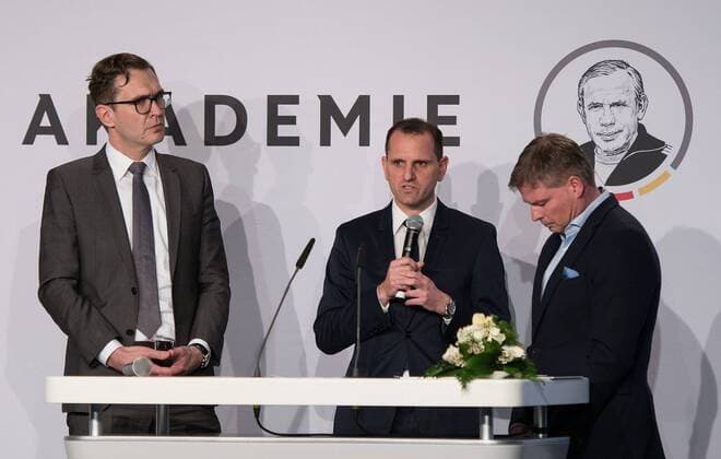 19.03.2018, xfux, Fussball, Festakt anlässlich der Beendigung des 64. Fußball-Lehrer-Lehrgangs, emspor emonline, v.l. Generalsekretaer Dr. Friedrich Curtius (DFB Deutschen Fußball-Bundes), Sportlicher Leiter Joti Chatzialexiou (Deutsche Fussball Nationalmannschaft DFB), Jens Grittner (Pressesprecher Deutsche Fussball Nationalmannschaft DFB) Neu Isenburg