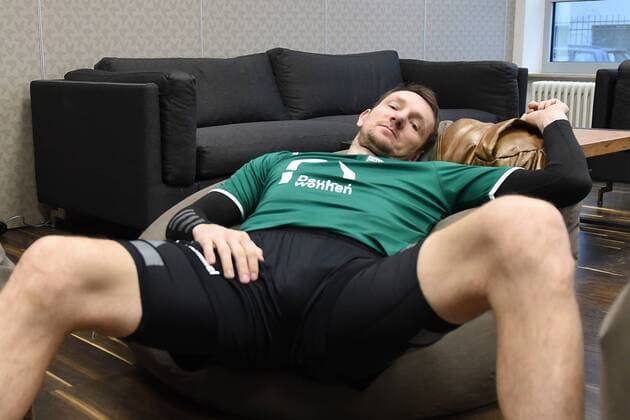 Handball, Herren, 1. Bundesliga, Saison 2017 18, Füchse Berlin, Pressegespräch, TW Petr Stochl (Nr. 71, Füchse Berlin) erholt sich in der neuen Füchse Lounge, 20.03.18, Copyright: xMichaelxHundtx xMatthiasxKochx
