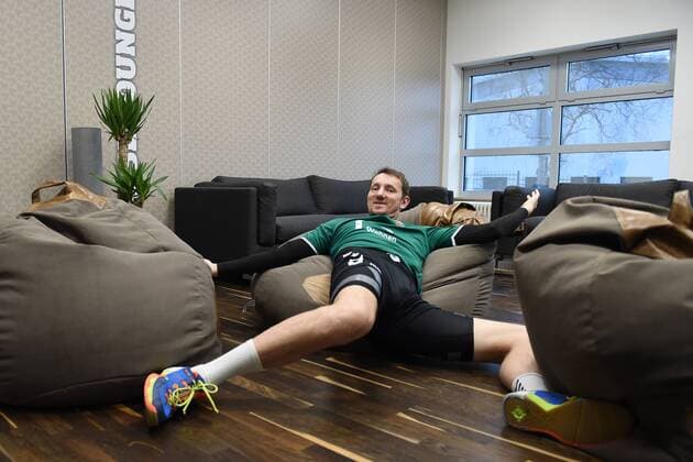 Handball, Herren, 1. Bundesliga, Saison 2017 18, Füchse Berlin, Pressegespräch, TW Petr Stochl (Nr. 71, Füchse Berlin) erholt sich in der neuen Füchse Lounge, 20.03.18, Copyright: xMichaelxHundtx xMatthiasxKochx