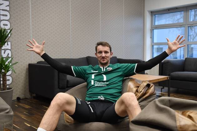 Bilder des Tages - SPORT Handball, Herren, 1. Bundesliga, Saison 2017 18, Füchse Berlin, Pressegespräch, TW Petr Stochl (Nr. 71, Füchse Berlin) erholt sich in der neuen Füchse Lounge, 20.03.18, Copyright: xMichaelxHundtx xMatthiasxKochx