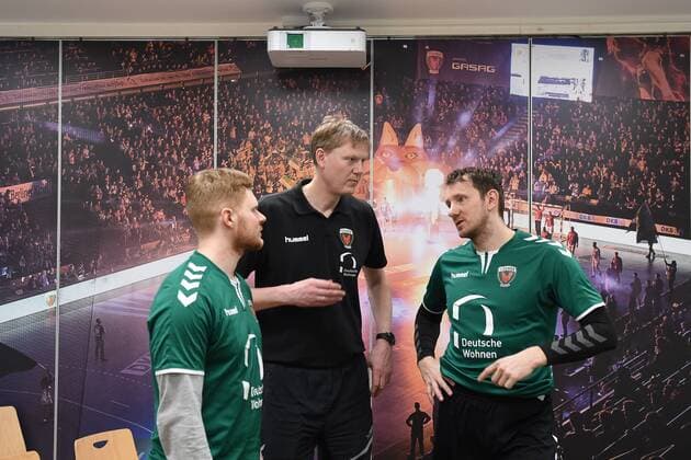 Handball, Herren, 1. Bundesliga, Saison 2017 18, Füchse Berlin, Pressegespräch, Besprechung im neuen Meetingraum, Co-Trainer Max Rinderle (Füchse Berlin), Koordinator Volker Zerbe (Füchse Berlin), TW Petr Stochl (Nr. 71, Füchse Berlin), 20.03.18, Copyright: xMichaelxHundtx xMatthiasxKochx