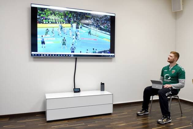 Handball, Herren, 1. Bundesliga, Saison 2017 18, Füchse Berlin, Pressegespräch, Co-Trainer Max Rinderle (Füchse Berlin) bei der Videoanalyse im neuen Meetingraum, 20.03.18, Copyright: xMichaelxHundtx xMatthiasxKochx