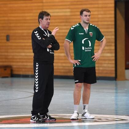 Handball, Herren, 1. Bundesliga, Saison 2017 18, Training Füchse Berlin, Cheftrainer Velimir Petkovic (Füchse Berlin), Paul Drux (Nr. 95, Füchse Berlin), 20.03.18, Copyright: xMichaelxHundtx xMatthiasxKochx