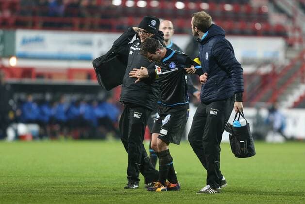 - GENT, BELGIUM: Gent s Brecht Dejaegere leaves the pitch after being injured during a return leg of Cofidis Cup 1 4 final game between AA Gent and KV Kortrijk, in Gent, Tuesday 14 January 2014. First leg was 1-0 for Gent. VIRGINIExLEFOUR x51537378x