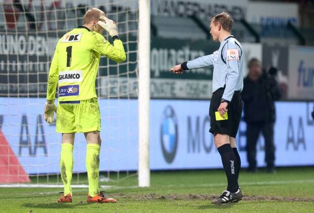- GENT, BELGIUM: Gent s goalkeeper Matz Sels referee Serge Gumienny pictured during a return leg of Cofidis Cup 1 4 final game between AA Gent and KV Kortrijk, in Gent, Tuesday 14 January 2014. First leg was 1-0 for Gent who qualified after penalties in return leg. VIRGINIExLEFOUR x51542581x