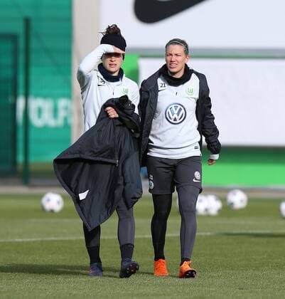 VfL vs Slavia Prag, CL Frauen, Vorberichte Wolfsburg, Deutschland 21.03.2018, FUßBALL - VfL Wolfsburg vs Slavia Prag, Training Viertelfinale, UEFA Frauen Champions League, Saison 2017-18. Bild zeigt: Ella Masar (VfL Wolfsburg), Lara Dickenmann (VfL Wolfsburg) Wolfsburg