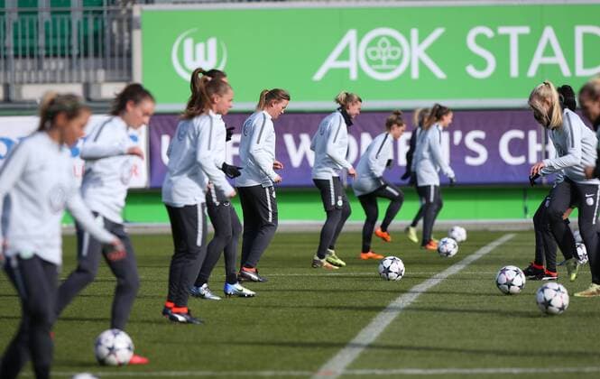 VfL vs Slavia Prag, CL Frauen, Vorberichte Wolfsburg, Deutschland 21.03.2018, FUßBALL - VfL Wolfsburg vs Slavia Prag, Training Viertelfinale, UEFA Frauen Champions League, Saison 2017-18. Bild zeigt: VfL Mannschaftstraining Frauen Wolfsburg