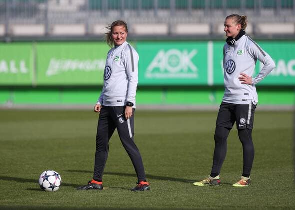 VfL vs Slavia Prag, CL Frauen, Vorberichte Wolfsburg, Deutschland 21.03.2018, FUßBALL - VfL Wolfsburg vs Slavia Prag, Training Viertelfinale, UEFA Frauen Champions League, Saison 2017-18. Bild zeigt: Kristine Minde (VfL Wolfsburg), Alexandra Popp (VfL Wolfsburg) Wolfsburg