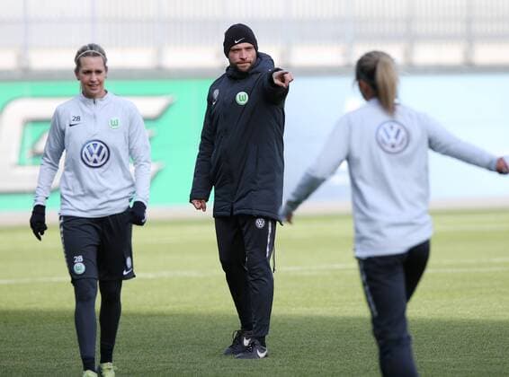 VfL vs Slavia Prag, CL Frauen, Vorberichte Wolfsburg, Deutschland 21.03.2018, FUßBALL - VfL Wolfsburg vs Slavia Prag, Training Viertelfinale, UEFA Frauen Champions League, Saison 2017-18. Bild zeigt: Lena Goeßling (VfL Wolfsburg), Cheftrainer Stephan Lerch (VfL Wolfsburg) Wolfsburg