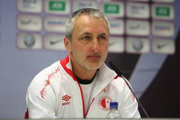 VfL vs Slavia Prag, CL Frauen, Vorberichte PK Wolfsburg, Deutschland 21.03.2018, FUßBALL - VfL Wolfsburg vs Slavia Prag, Pressekonferenz, Viertelfinale, UEFA Frauen Champions League, Saison 2017-18. Bild zeigt: Cheftrainer Pavel Medynsky (Slavia Prag) während der Pressekonferenz. Wolfsburg