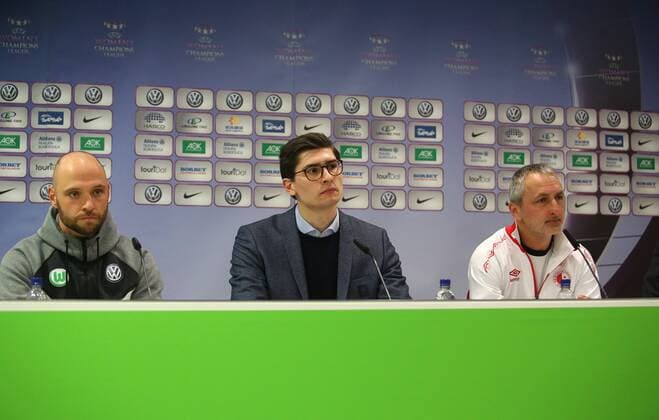 VfL vs Slavia Prag, CL Frauen, Vorberichte PK Wolfsburg, Deutschland 21.03.2018, FUßBALL - VfL Wolfsburg vs Slavia Prag, Pressekonferenz, Viertelfinale, UEFA Frauen Champions League, Saison 2017-18. Bild zeigt: Cheftrainer Stephan Lerch (VfL Wolfsburg), Joel Kunz (VfL Wolfsburg), Cheftrainer Pavel Medynsky (Slavia Prag) während der Pressekonferenz. Wolfsburg
