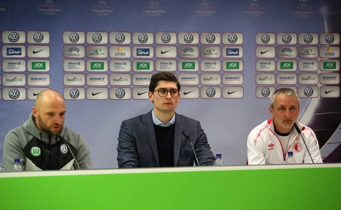 VfL vs Slavia Prag, CL Frauen, Vorberichte PK Wolfsburg, Deutschland 21.03.2018, FUßBALL - VfL Wolfsburg vs Slavia Prag, Pressekonferenz, Viertelfinale, UEFA Frauen Champions League, Saison 2017-18. Bild zeigt: Cheftrainer Stephan Lerch (VfL Wolfsburg), Joel Kunz (VfL Wolfsburg), Cheftrainer Pavel Medynsky (Slavia Prag) während der Pressekonferenz. Wolfsburg