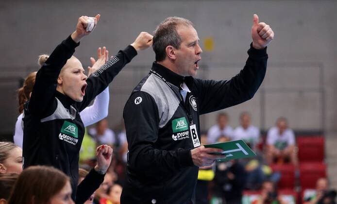 BAU 21.03.2018 Stuttgart , Handball Frauen Deutschland vs. Spanien, Trainer Henk Groener (GER) jubelt