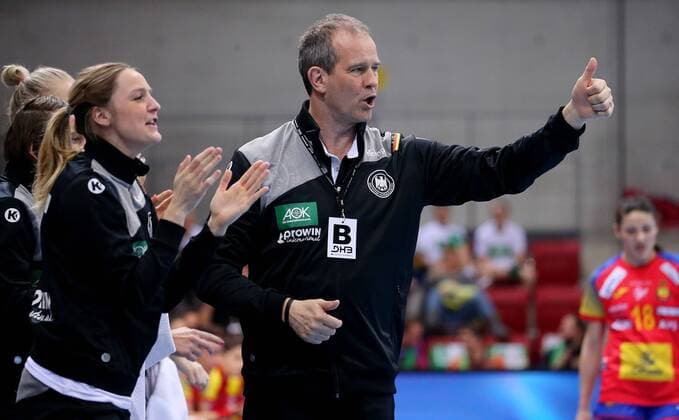 Bilder des Tages - SPORT BAU 21.03.2018 Stuttgart , Handball Frauen Deutschland vs. Spanien, Trainer Henk Groener (GER) jubelt ,