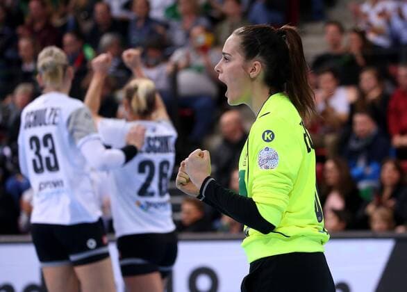 BAU 21.03.2018 Stuttgart , Handball Frauen Deutschland vs. Spanien, Dinah Eckerle (GER) jubelt und ballt die Fäuste