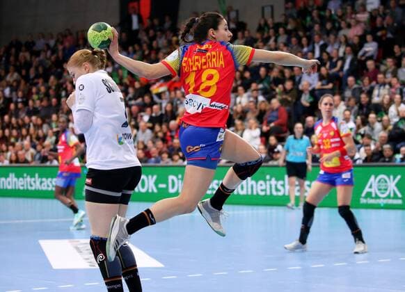 BAU 21.03.2018 Stuttgart , Handball Frauen Deutschland vs. Spanien, v.l. Meike Schmelzer (GER), Maitane Etxeberria Martinez (ESP)