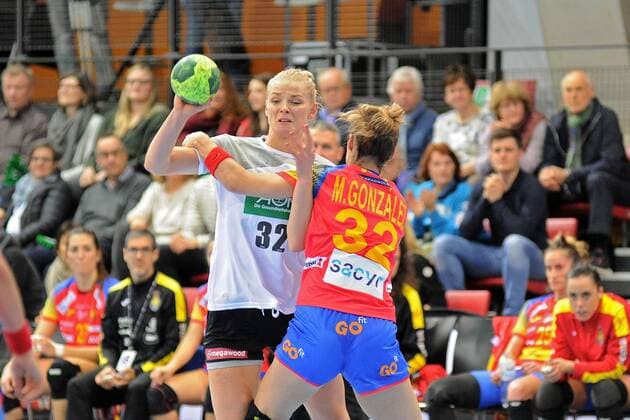 Shenia Minevskaja (Germany 32) gegen Mireya Gonzalez Alvarez (Spain 32) Handball,Women,European Chamoinship Qualification,Group 6 international match Länderspiel Stuttgart,21.03.2018, Foto:TBaur Eibner Stuttgart Copyright: xEIBNER Tobias_Baurx EP_TBR