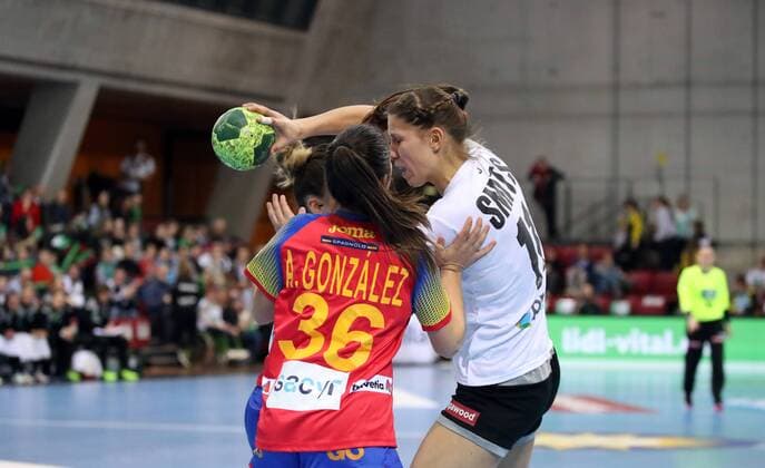 Handball Frauen DHB Deutschland - Spanien Deutschland, Stuttgart, 21.03.2018, Handball, Länderspiel, Frauen, DHB Deutschland - Spanien: v.l. Ana Gonzales (Spanien), Xenia Smits (Deutschland).