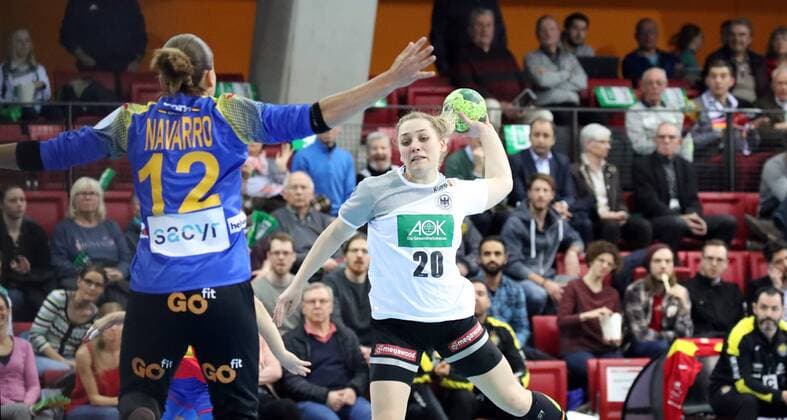 Handball Frauen DHB Deutschland - Spanien Deutschland, Stuttgart, 21.03.2018, Handball, Länderspiel, Frauen, DHB Deutschland - Spanien: v.l. Silvia Navarro (Spanien), Maike Schirmer (Deutschland).