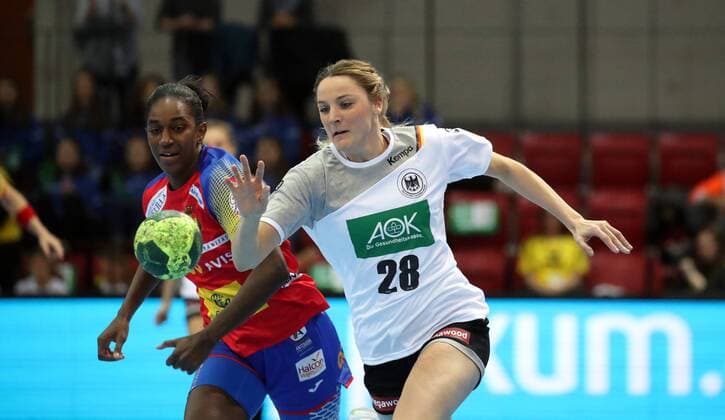 Handball Frauen DHB Deutschland - Spanien Deutschland, Stuttgart, 21.03.2018, Handball, Länderspiel, Frauen, DHB Deutschland - Spanien: v.l. Alexandrina Cabral Barbosa (Spanien), Franziska Müller (Deutschland).