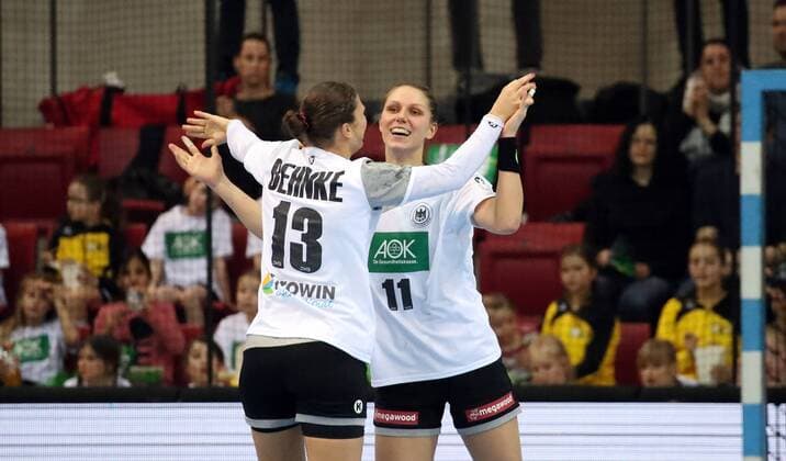 Handball Frauen DHB Deutschland - Spanien Deutschland, Stuttgart, 21.03.2018, Handball, Länderspiel, Frauen, DHB Deutschland - Spanien: v.l. Julia Behnke, Xenia Smits (beide Deutschland).