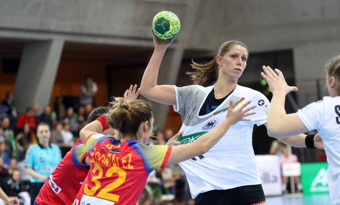 Bilder des Tages - SPORT Handball Frauen DHB Deutschland - Spanien Deutschland, Stuttgart, 21.03.2018, Handball, Länderspiel, Frauen, DHB Deutschland - Spanien: v.l. Mireya Gonzales (Deutschland), Xenia Smits (Spanien).