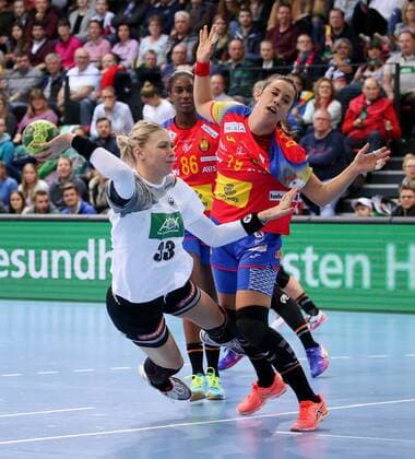 BAU 21.03.2018 Stuttgart , Handball Frauen Deutschland vs. Spanien, v.l. Luisa Schulze (GER), Paula Garcia Avila (ESP)