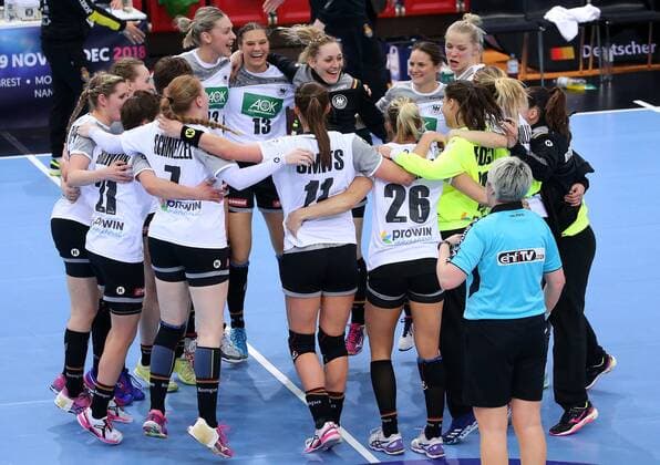 Bilder des Tages - SPORT BAU 21.03.2018 Stuttgart , Handball Frauen Deutschland vs. Spanien, das deutsche Team freut sich über den Sieg