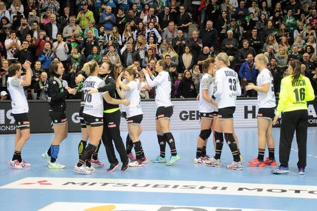 die Deutschen feiern den Sieg in Stuttgart gegen Spanien Handball,Women,European Chamoinship Qualification,Group 6 international match Länderspiel Stuttgart,21.03.2018, Foto:TBaur Eibner Stuttgart Copyright: xEIBNER Tobias_Baurx EP_TBR