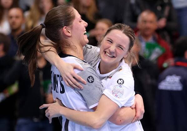 BAU 21.03.2018 Stuttgart , Handball Frauen Deutschland vs. Spanien, v.l. Xenia Smits und Franziska Müller (GER) freuen sich über den Sieg