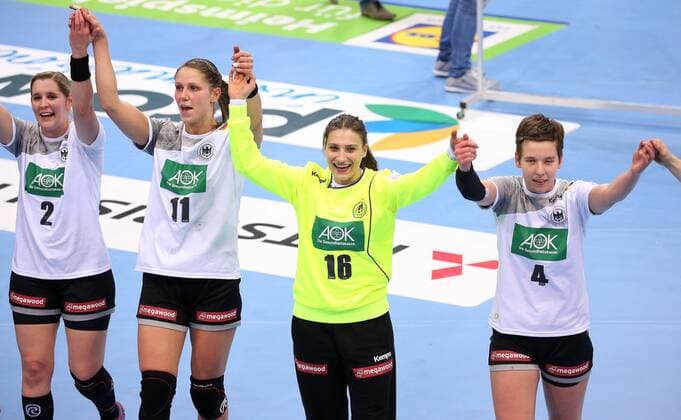 BAU 21.03.2018 Stuttgart , Handball Frauen Deutschland vs. Spanien, v.l. Marlene Zapf, Xenia Smits, Isabell Roch, Alina Grijseels (GER) freuen sich über den Sieg
