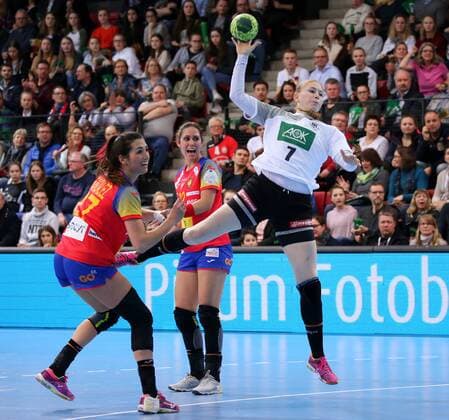 BAU 21.03.2018 Stuttgart , Handball Frauen Deutschland vs. Spanien, v.l. Lara Gonzalez Ortega (ESP); Mireya Gonzalez Alvarez (ESP), Meike Schmelzer (GER)