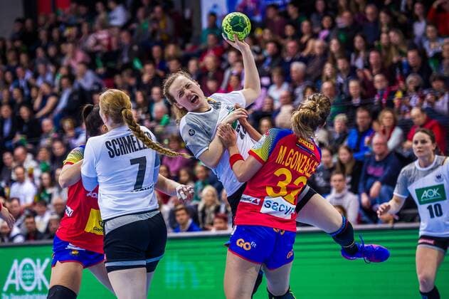 EM Quali, Deutschland - Spanien Maren Weigel ( 22 DEU) vs. Mireya Gonzalez Alvarez ( 32 Spanien) beim EM Quali, Deutschland - Spanien. Stuttgart. 21.03.18 Handball EM Quali , Stuttgart Baden Wuerttemberg Deutschland Scharrena