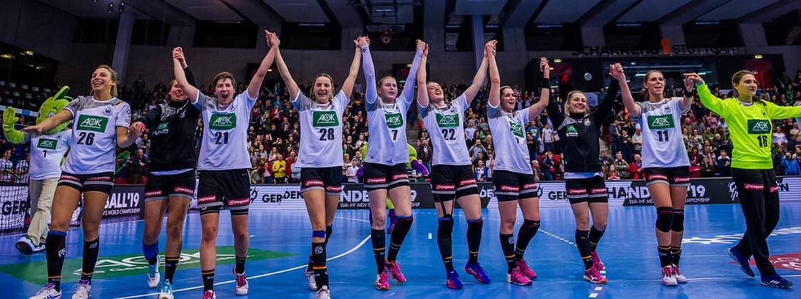 Themen der Woche - SPORT Bilder des Tages - SPORT EM Quali, Deutschland - Spanien Freude bei der Deutschen Mannschaft nach klarem Sieg gegen Spanien in der EM-Quali beim EM Quali, Deutschland - Spanien. Stuttgart. 21.03.18 Handball EM Quali , Stuttgart Baden Wuerttemberg Deutschland Scharrena