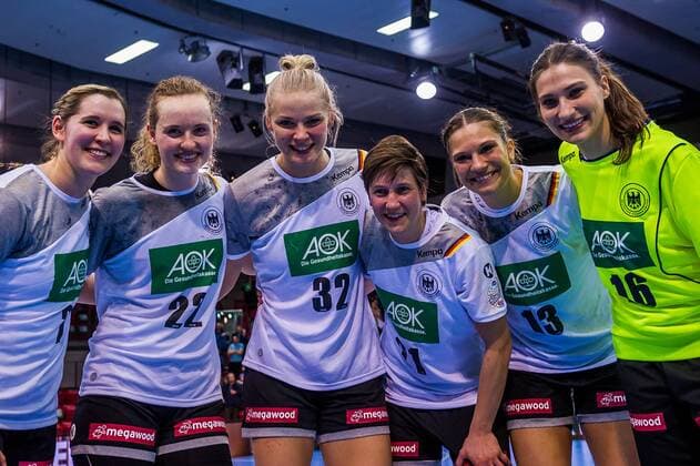 EM Quali, Deutschland - Spanien Freude bei der Deutschen Mannschaft nach klarem Sieg gegen Spanien in der EM-Quali - hier Marlene Zapf ( 2 Deutschland) Maren Weigel ( 22 Deutschland) Shenia Minevskaja ( 32 Deutschland) Ina Grossmann ( 21 Deutschland) Julia Behnke ( 13 Deutschland) Isabel Roch ( 16 Deutschland) beim EM Quali, Deutschland - Spanien. Stuttgart. 21.03.18 Handball EM Quali , Stuttgart Baden Wuerttemberg Deutschland Scharrena