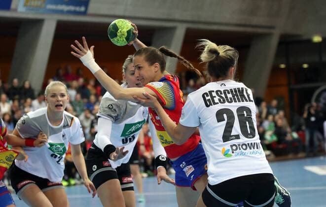 Handball Frauen DHB Deutschland - Spanien Deutschland, Stuttgart, 21.03.2018, Handball, Länderspiel, Frauen, DHB Deutschland - Spanien: v.l. Ivet Musons Gimeno (Spanien), Angie Geschke (Deutschland).