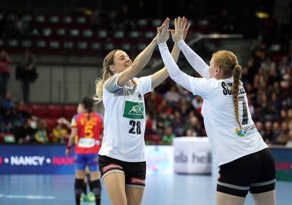 Handball Frauen DHB Deutschland - Spanien Deutschland, Stuttgart, 21.03.2018, Handball, Länderspiel, Frauen, DHB Deutschland - Spanien: v.l. Franziska Müller, Meike Schmelzer (beide Deutschland).