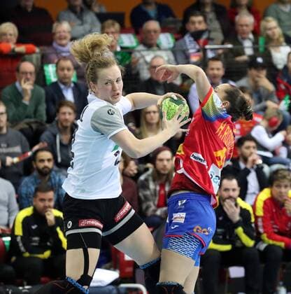 Handball Frauen DHB Deutschland - Spanien Deutschland, Stuttgart, 21.03.2018, Handball, Länderspiel, Frauen, DHB Deutschland - Spanien: v.l. Maren Weigel (Deutschland), Haridian Rodriguez (Spanien).