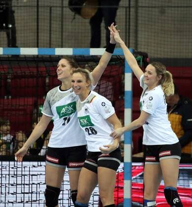Handball Frauen DHB Deutschland - Spanien Deutschland, Stuttgart, 21.03.2018, Handball, Länderspiel, Frauen, DHB Deutschland - Spanien: v.l. Xenia Smits, Angie Geschke, Franziska Müller (alle Deutschland).