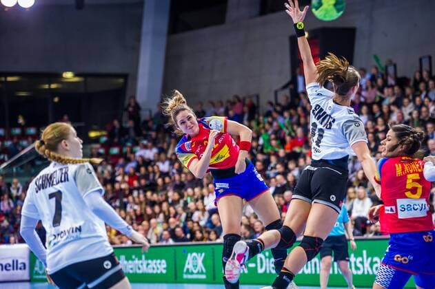 EM Quali, Deutschland - Spanien Mireya Gonzalez Alvarez ( 32 Spanien) Xenia Smits ( 11 Deutschland) Maria Nunez Nistal ( 5 Spanien) beim EM Quali, Deutschland - Spanien. Stuttgart. 21.03.18 Handball EM Quali , Stuttgart Baden Wuerttemberg Deutschland Scharrena