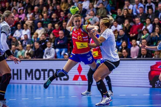 EM Quali, Deutschland - Spanien Ivet Musons Gimeno ( 42 Spanien) Angie Birgit Geschke ( 26 Deutschland) beim EM Quali, Deutschland - Spanien. Stuttgart. 21.03.18 Handball EM Quali , Stuttgart Baden Wuerttemberg Deutschland Scharrena