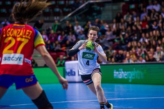 EM Quali, Deutschland - Spanien Alina Grijseels ( 4 Deutschland) Lara Gonzalez Ortega ( 27 Spanien) beim EM Quali, Deutschland - Spanien. Stuttgart. 21.03.18 Handball EM Quali , Stuttgart Baden Wuerttemberg Deutschland Scharrena