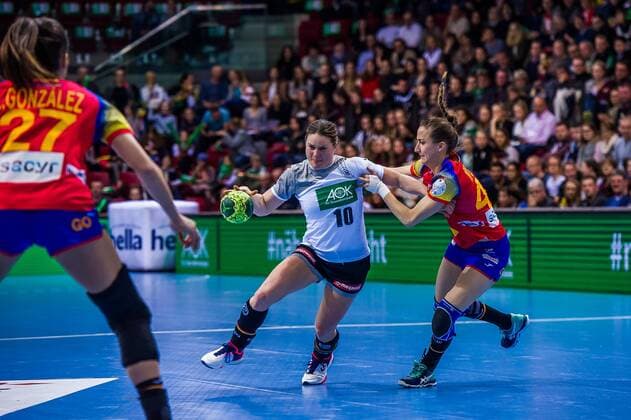 EM Quali, Deutschland - Spanien Anna Loerper (Kapitaenin Deutschland) Ivet Musons Gimeno ( 42 Spanien) Lara Gonzalez Ortega ( 27 Spanien) beim EM Quali, Deutschland - Spanien. Stuttgart. 21.03.18 Handball EM Quali , Stuttgart Baden Wuerttemberg Deutschland Scharrena