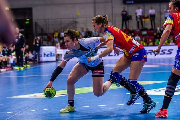 EM Quali, Deutschland - Spanien Alina Grijseels ( 4 Deutschland) Ivet Musons Gimeno ( 42 Spanien) beim EM Quali, Deutschland - Spanien. Stuttgart. 21.03.18 Handball EM Quali , Stuttgart Baden Wuerttemberg Deutschland Scharrena