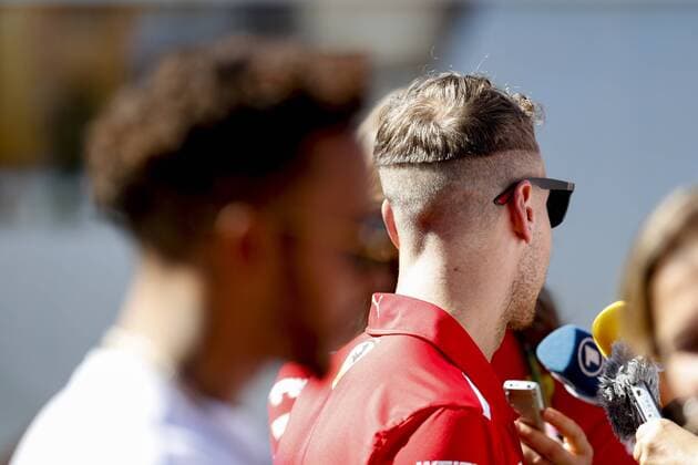 Themen der Woche - SPORT Bilder des Tages - SPORT Motorsports: FIA Formula One World Championship WM Weltmeisterschaft 2018, Melbourne, Victoria : Motorsports: Formula 1 2018 Rolex Australian Grand Prix, , 5 Sebastian Vettel (GER, Scuderia Ferrari) 44 Lewis Hamilton (GBR, Mercedes AMG Petronas F1 Team), Melbourne Australia