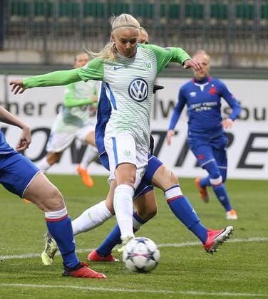 Bilder des Tages - SPORT VfL-Frauen vs Prag Frauenfußball, Champions League, Viertelfinale, VfL Wolfsburg vs Slavia Prag, AOK-Stadion, Bild zeigt: Pernille Harder (VfL, 22) Wolfsburg