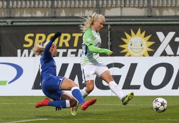 VfL-Frauen vs Prag Frauenfußball, Champions League, Viertelfinale, VfL Wolfsburg vs Slavia Prag, AOK-Stadion, Bild zeigt: Pernille Harder (VfL, 22) erzielt in dieser Szene das Tor zum 1:0 Wolfsburg