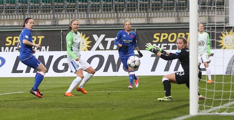 VfL-Frauen vs Prag Frauenfußball, Champions League, Viertelfinale, VfL Wolfsburg vs Slavia Prag, AOK-Stadion, Bild zeigt: Caroline Hansen (VfL, 26) erzielt in dieser Szene das Tor zum 2:0 Wolfsburg