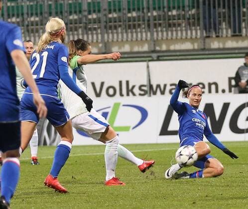 VfL-Frauen vs Prag Frauenfußball, Champions League, Viertelfinale, VfL Wolfsburg vs Slavia Prag, AOK-Stadion, Bild zeigt: Sara Bjork Gunnarsdottir (VfL, 7) erzielt in dieser Szene das Tor zum 3:0 Wolfsburg