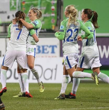 VfL-Frauen vs Prag Frauenfußball, Champions League, Viertelfinale, VfL Wolfsburg vs Slavia Prag, AOK-Stadion, Bild zeigt:Jubel nach dem Tor zum 3:0 durch Sara Bjork Gunnarsdottir (VfL, 7) Wolfsburg